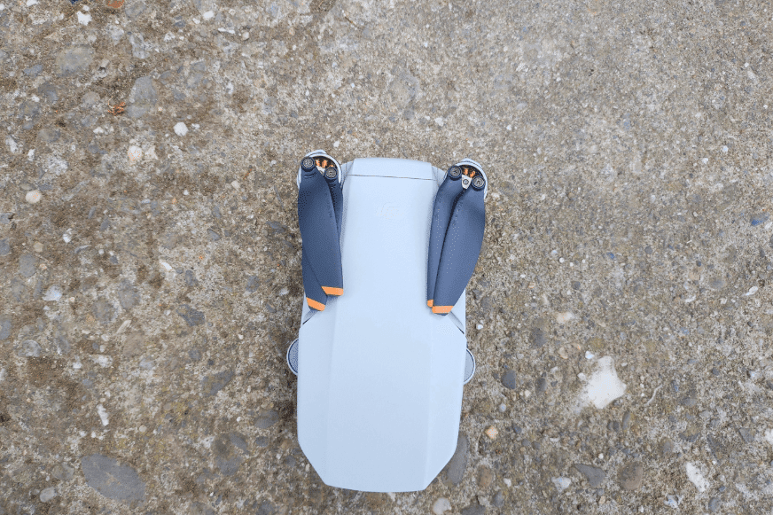 Die DJI Drohne liegt zusammengeklappt auf dem Boden und ist dadurch sehr klein und platzsaprend 